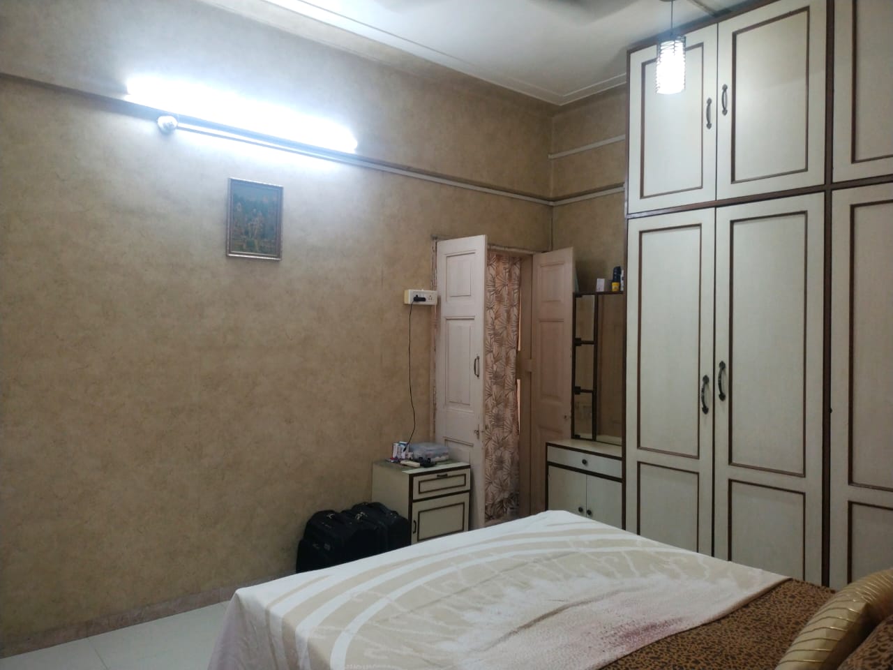 1 BHK Semi Furnished in Ruki Mahal , Colaba
